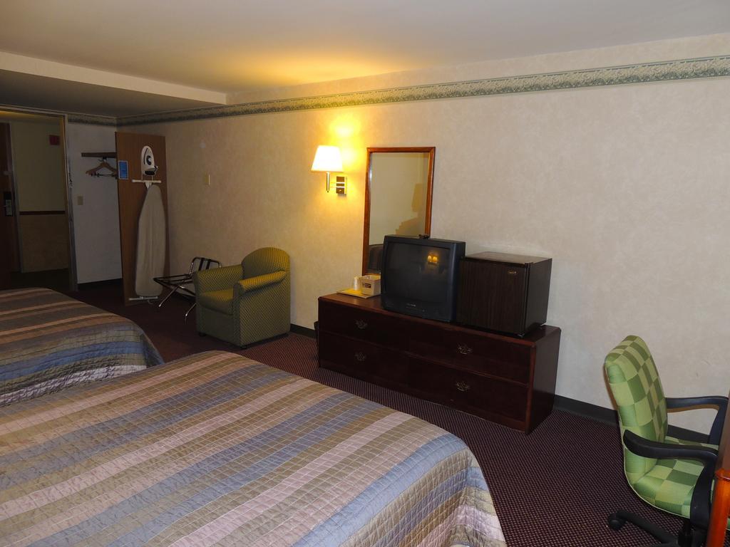 Budget Host Inn & Suites Fertility Habitación foto